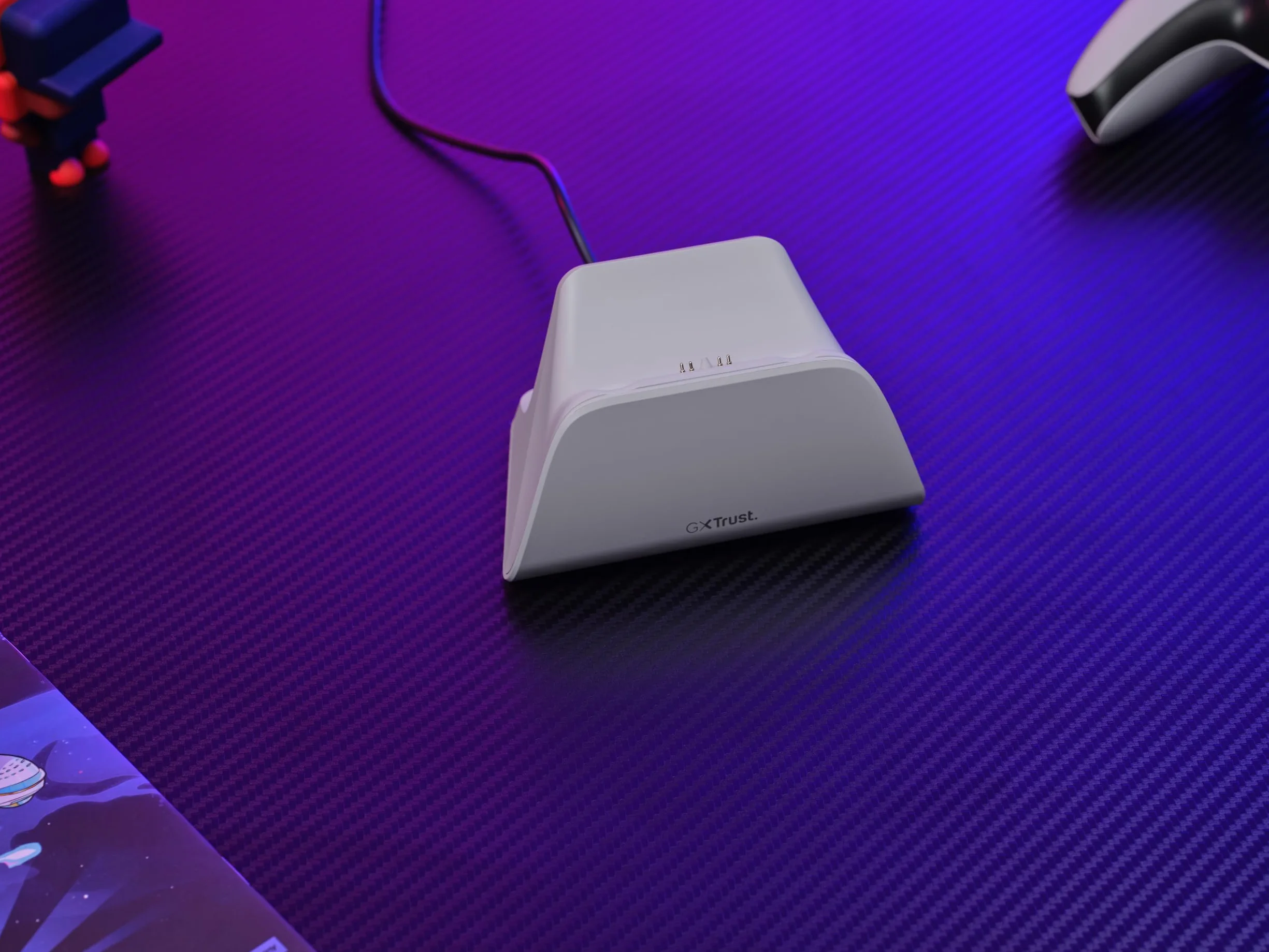 Trust GXT 255W PS5 stacja ładująca do kontrolera Dualsense, Playstation 5 LED z designerskim miejscem, szybkie ładowanie, antypoślizgowa podkładka, w zestawie kabel USB-C C, akcesoria PS5, biała